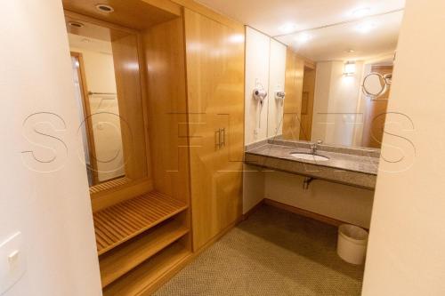 uma casa de banho com um lavatório, um WC e um espelho. em Hotel Alphaville em Barueri