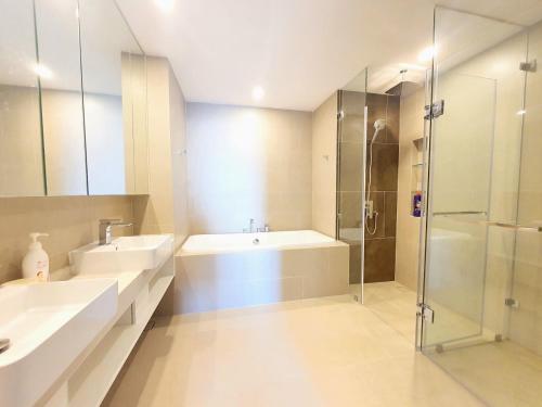 a bathroom with two sinks and a shower at căn hộ the sóng 3 phòng ngủ in Vung Tau