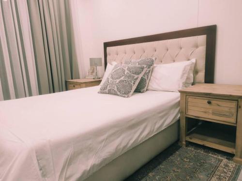 מיטה או מיטות בחדר ב-Emerald Skye -luxury 1 Bed Pad, Greenstone Hill-NO LOADSHEDDING UPS