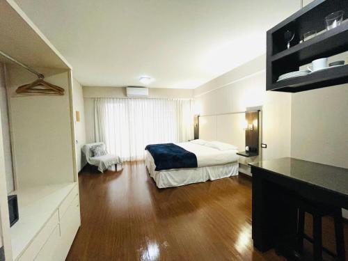 Habitación de hotel con cama y TV en 3 Centro de Buenos Aires-Puerto Madero en Buenos Aires