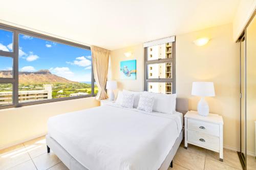 ホノルルにあるDiamond Head Views Retreat with Free Parking & Near Waikiki Beach!の白いベッドと大きな窓のある寝室