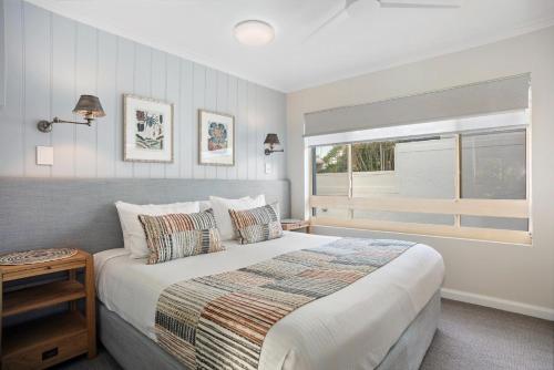 Un dormitorio con una cama grande y una ventana en #2 Hastings Street en Noosa Heads