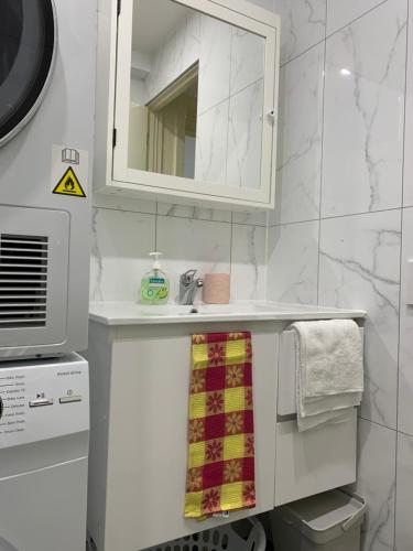 Baño blanco con lavabo y espejo en Royal Lodge - A Luxury Lifestyle en Melbourne
