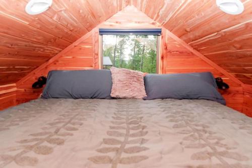 查塔努加的住宿－Whippoorwill Cabin，窗户的小房子里的一张床位