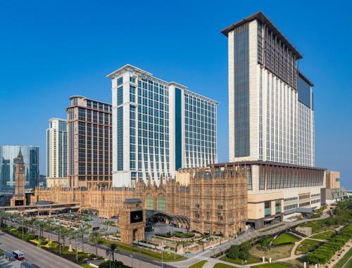 un groupe de grands bâtiments dans une ville dans l'établissement Sheraton Grand Macao, à Macao