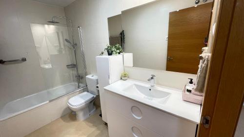 a bathroom with a sink and a toilet and a shower at Apartamento en Resort De Golf in Torre-Pacheco