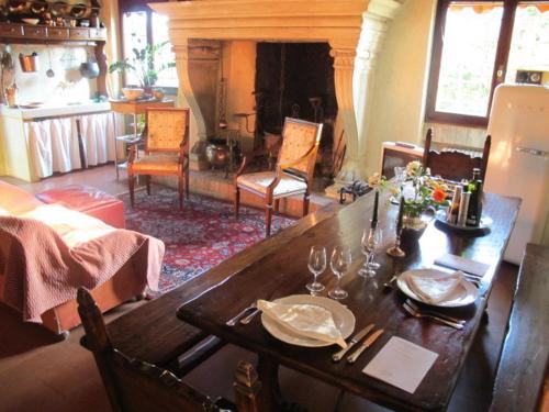 een houten tafel in een woonkamer met een eetkamer bij Palazzetto Ardi in Torri di Confine