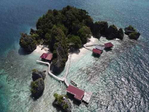 une île avec des maisons sur une petite île dans l'eau dans l'établissement Nuttonton Homes, 