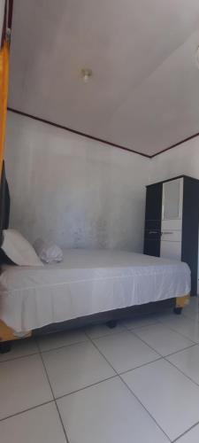 um quarto com uma cama grande num quarto em Dave Homestay em Rinondoran