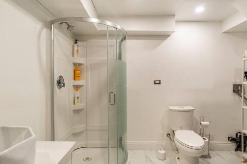 W łazience znajduje się toaleta i przeszklony prysznic. w obiekcie BIG Oasis Studio near Airport YYZ w mieście Toronto