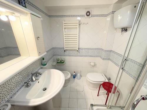 uma casa de banho branca com um lavatório e um WC em Terrazza Bella/sleeps 4/spoleto/car Not Necessary em Spoleto