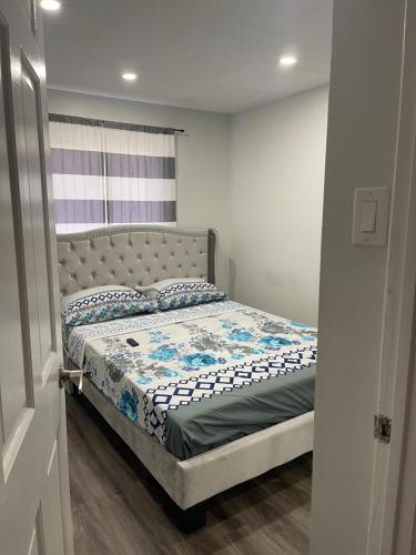1 dormitorio con 1 cama en una habitación en Triple M Lodge Double, en Mississauga