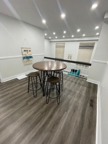 a dining room with a table and chairs in a room at Triple M Lodge Double in Mississauga