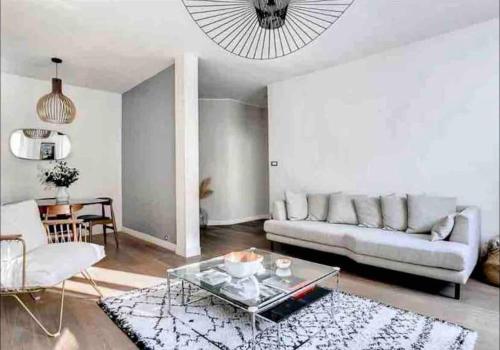 un salon avec un canapé et une table dans l'établissement Cosy appartement au cœur de Marseille - Paradis, à Marseille