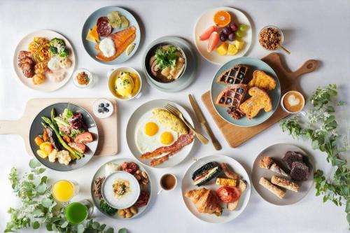 ソウルにあるJW マリオット ホテル ソウルの朝食用の食材を盛り込んだテーブル