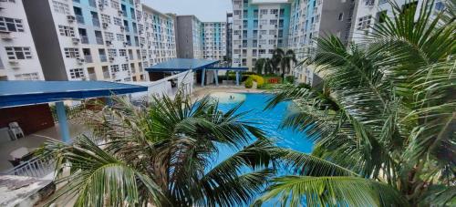 vista sul tetto di una piscina con palme di Casa Felicitas 1 a Davao