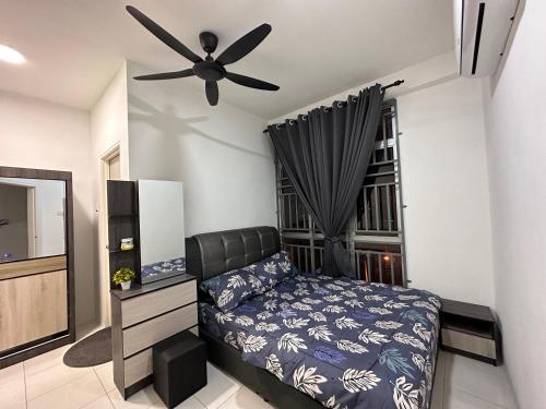 um quarto com uma cama e uma ventoinha de tecto em HR HOMESTAY WAKAF CHE YEH KOTA BHARU KELANTAN em Kota Bharu
