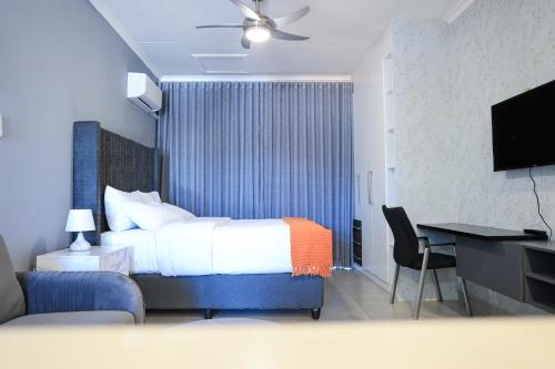 Giường trong phòng chung tại Sarona City Studio L303