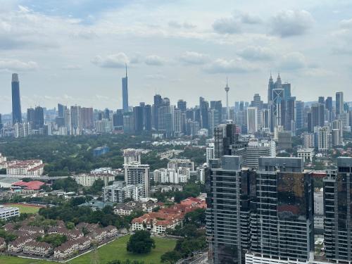 Blick auf eine Stadt mit vielen hohen Gebäuden in der Unterkunft Reizz Residence by Perkasa in Kuala Lumpur