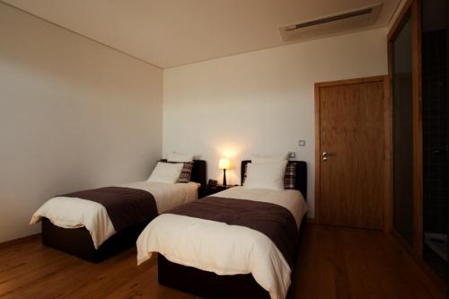 a room with two beds in a room with at Casa Da Quinta De Vale D' Arados in Mesão Frio