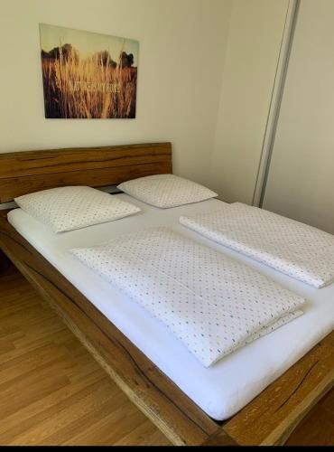 2 łóżka w pokoju z białą pościelą i poduszkami w obiekcie 2 Zimmer Appartement w mieście Winterthur