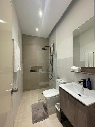 een badkamer met een wastafel, een toilet en een douche bij Casa Maria's Bed & Breakfast in Echague