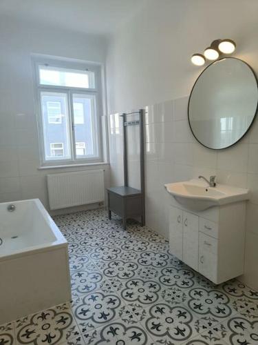 bagno con lavandino e specchio di Apartmán Procyon a Prostějov