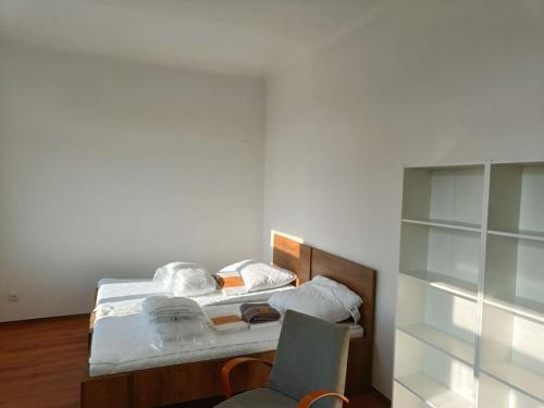 una piccola camera con letto e sedia di Apartmán Procyon a Prostějov