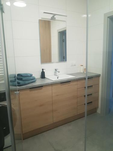 a bathroom with a sink and a mirror at Apartament ul. Marzeń in Kostrzyn nad Odrą