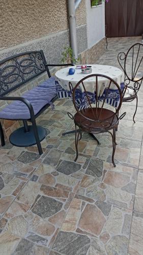 ロゼネッツにあるGuest House Kotvaの石の床のパティオ(テーブル、椅子付)