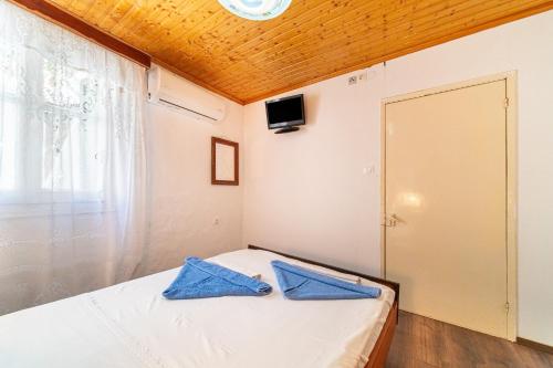 a bedroom with a bed with blue towels on it at Captain Spiros House in Lákones