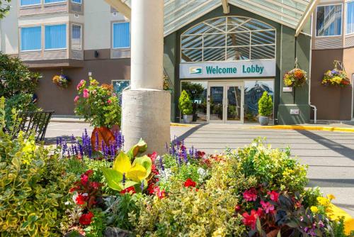 un edificio con flores frente a una tienda en Sandman Hotel Victoria, en Victoria