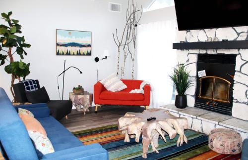 a living room with a blue couch and a fireplace at Casa Mariposa - A Foothill Retreat near Yosemite in Mariposa