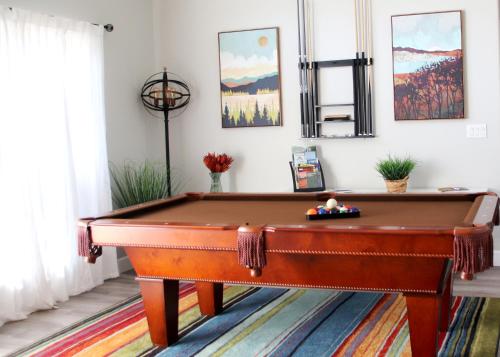 a pool table in a living room at Casa Mariposa - A Foothill Retreat near Yosemite in Mariposa