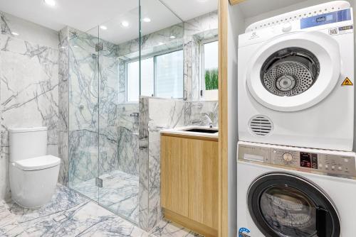 Bilik mandi di 9 La Mer, 5 Belmore Tce - Ultimate Beachside Living