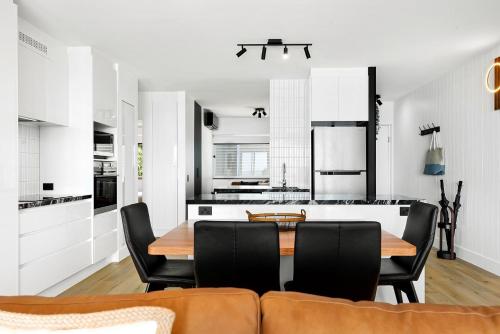 Dapur atau dapur kecil di 9 La Mer, 5 Belmore Tce - Ultimate Beachside Living