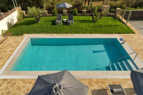 an overhead view of a swimming pool with umbrellas at Villa Debora in Zakynthos Town