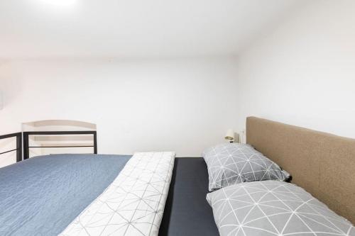 um quarto com uma cama e duas almofadas em Marinianis Premium Apartment em Zagreb