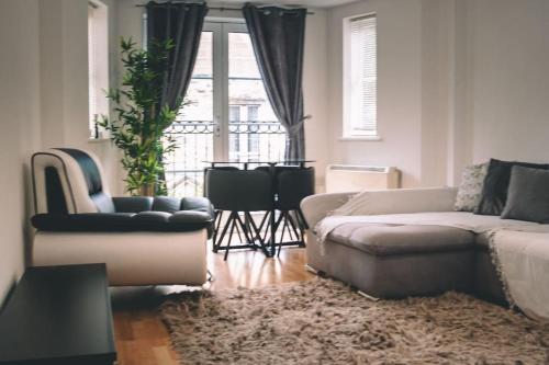 sala de estar con sofá y silla en Spacious 2 bedroom apartment in Central Oxford, en Oxford