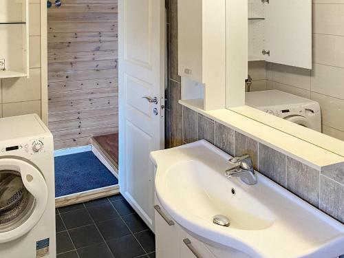 Et badeværelse på 4 person holiday home in LINDÅS-By Traum