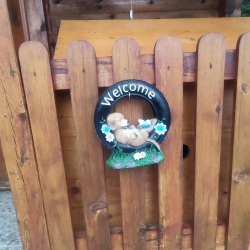 a wooden fence with a sign that says melbourne at Seoski Turizam Feniks - apartman Ostrog in Kosjerić