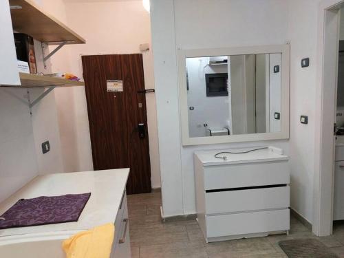 y baño con lavabo y espejo. en Luxury Jacuzzi Near Beach, APT with 80sq garden, en Bat Yam