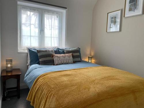 سرير أو أسرّة في غرفة في Cozy Retreat in Luton
