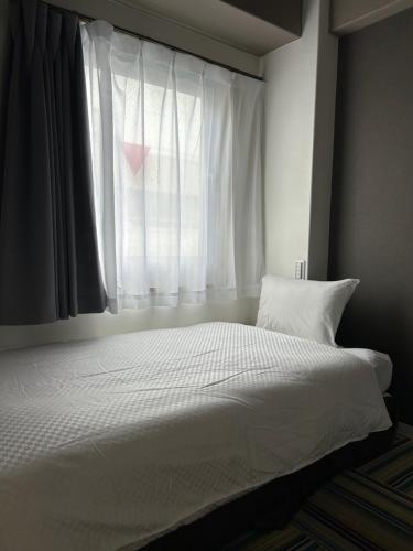 Ένα ή περισσότερα κρεβάτια σε δωμάτιο στο Hotel LiVEMAX Umeda Central