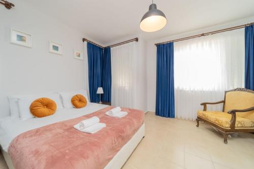 1 dormitorio con 2 camas y 1 silla en Residence w Terrace Garden 15 min to Belek Beach, en Belek