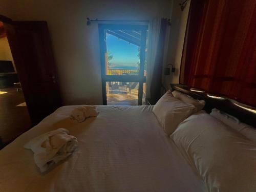 um quarto de hotel com uma cama com uma toalha em Cabin Eretz Ha-Kineret em Had Nes