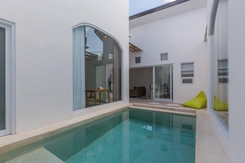 Afbeelding uit fotogalerij van Tranquil Mediterranean Villa Kerobokan WCS in Kerobokan