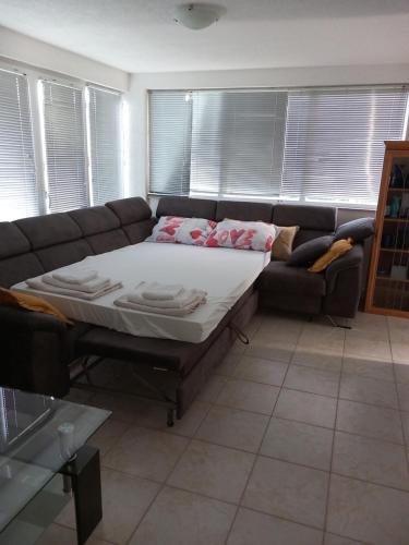 ein Sofa mit einem Bett im Wohnzimmer in der Unterkunft Holidaymakers Bosanska Krupa in Bosanska Krupa