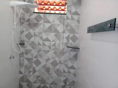 聖若昂－巴蒂斯塔－杜格羅里亞的住宿－Piscina Aquecida, Ar condicionado Casa Inteira,Caminhos da Canastra，一间带淋浴的浴室和瓷砖墙