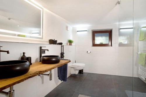 ein Bad mit einem Waschbecken und einem WC in der Unterkunft die Bahnstation in Friedrichshafen